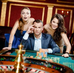 Imagen de gente en un casino físico